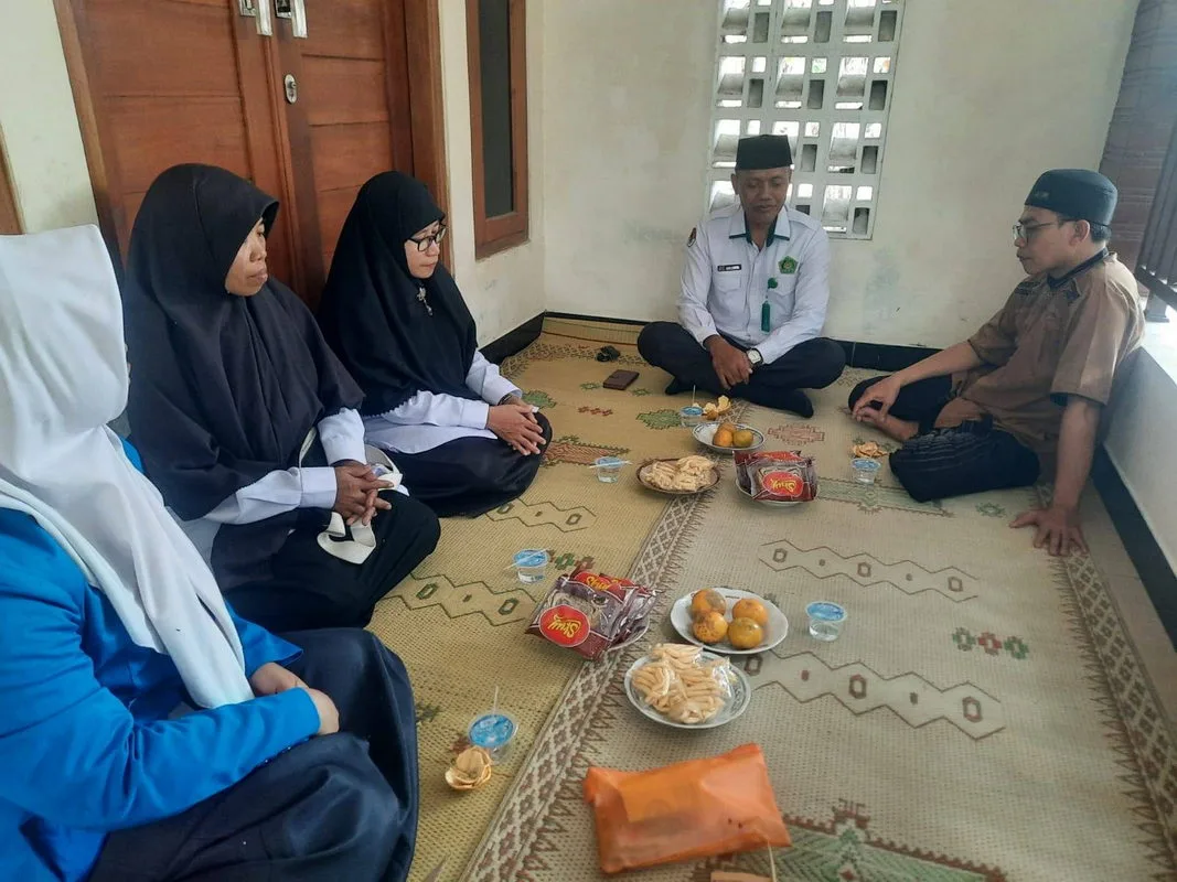 MTsN 8 Sleman Takziyah atas Wafatnya Nenek Siswa dan Ibu Anggota Komite