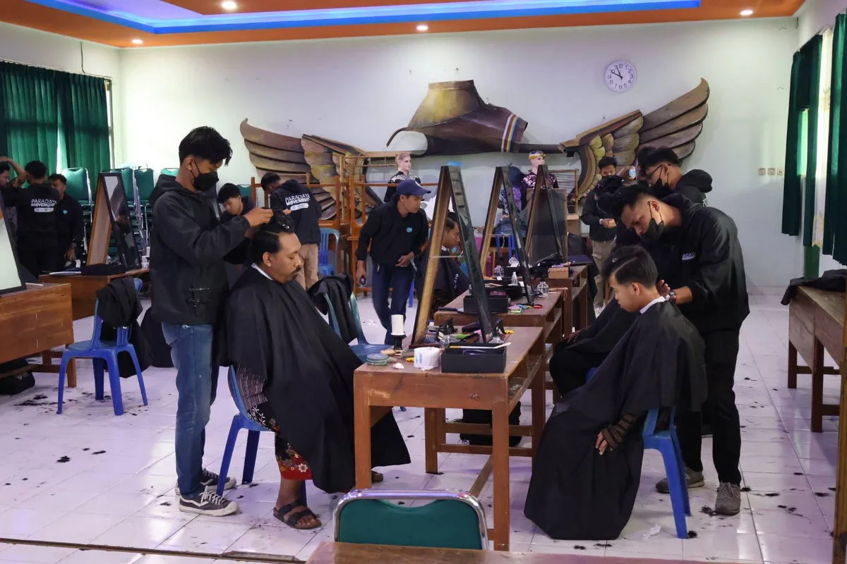 Potong Rambut Gratis, MTsN 8 Sleman Kembali Jalin Kerja Sama dengan Arfa Barbershop