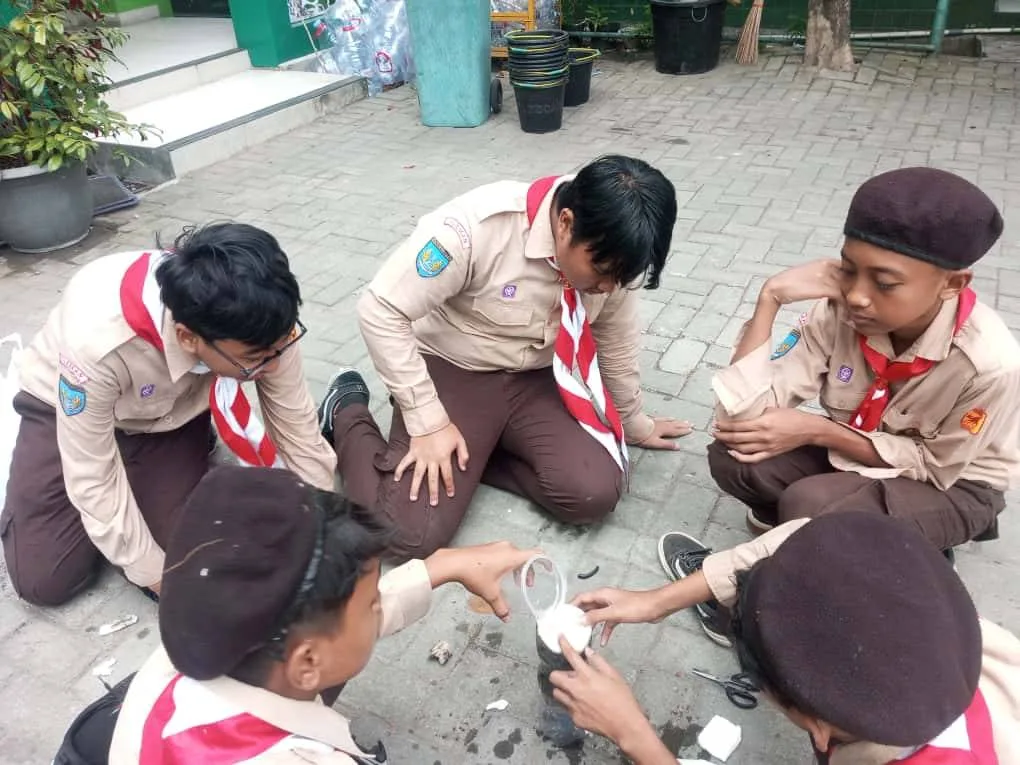 Pramuka MTsN 9 Sleman Unjuk Kreativitas dengan Membuat Alat Penjernih Air Sederhana
