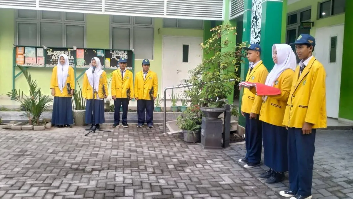 Siswa Kelas IXC MTsN 9 Sleman Sukses Jalankan Peran sebagai Petugas Upacara Bendera