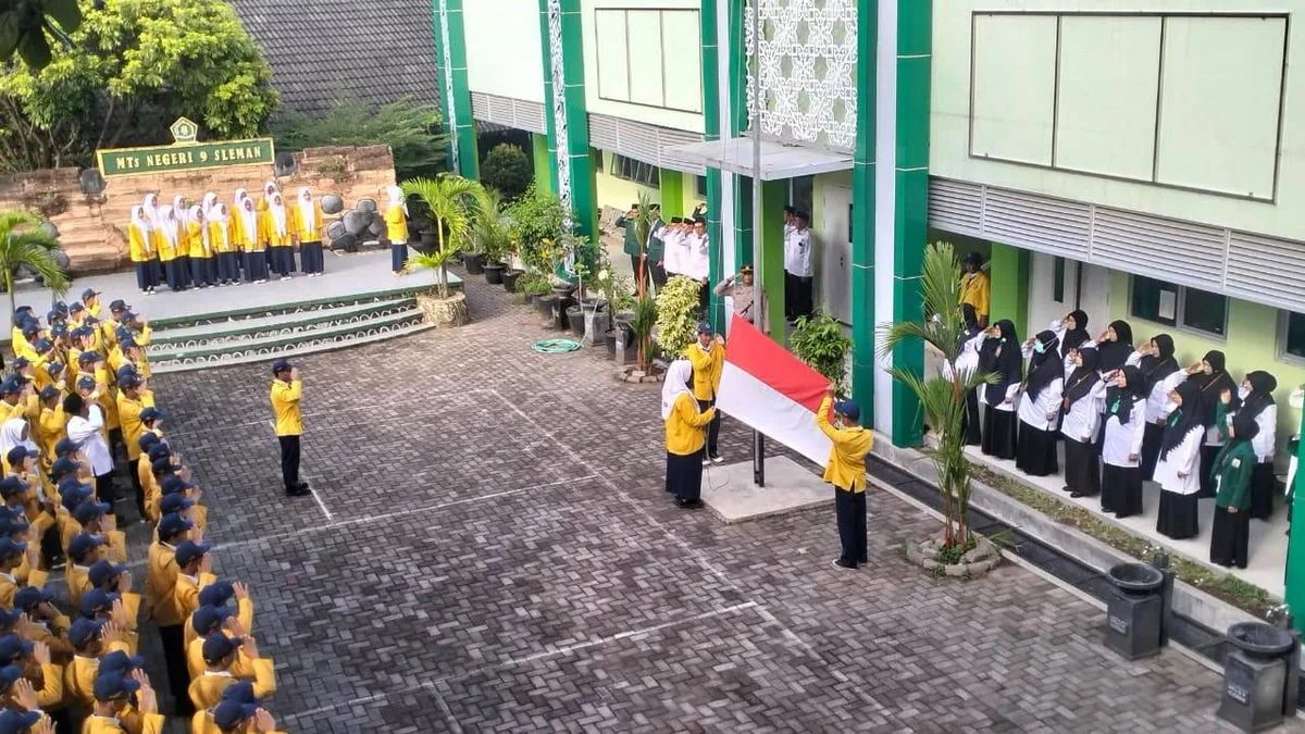 Tertibnya Pelaksanaan Upacara Bendera Hari Senin di MTsN 9 Sleman