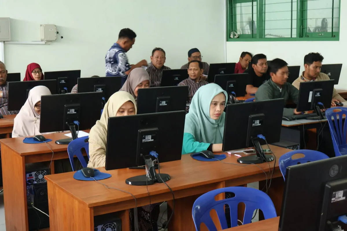Guru MTsN 8 Sleman Antusias Ikuti Sulingjar di Laboratorium Komputer