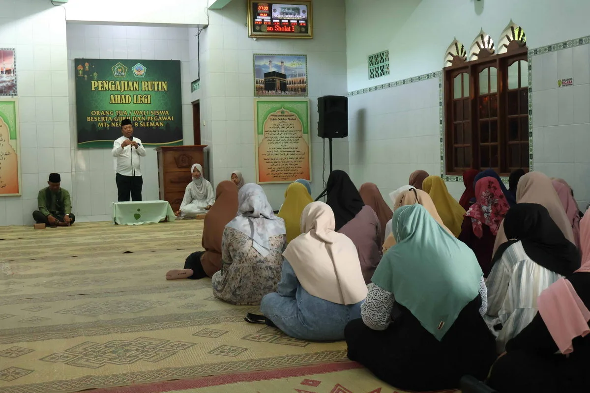 Ketua Komite MTsN 8 Sleman Tekankan Pentingnya Bimbingan Orang Tua dalam Pengajian Ahad Legi