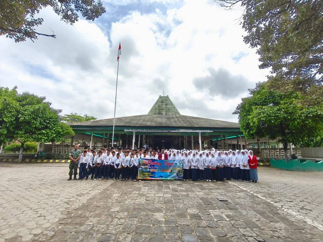 Menapaki Jejak Pahlawan: MTsN 1 Sleman Ajak Siswa Belajar di Museum Diponegoro