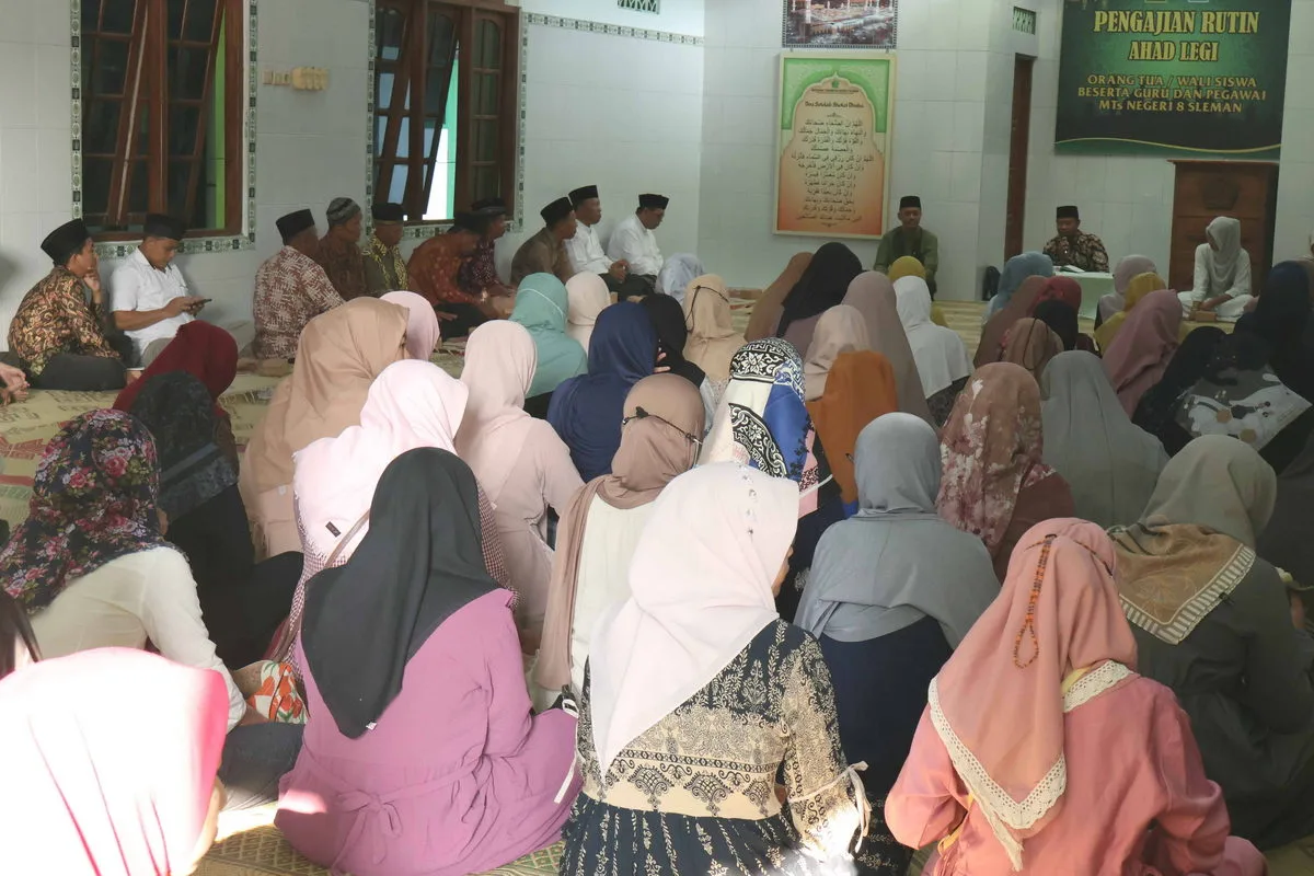 Pengajian Ahad Legi MTsN 8 Sleman Tekankan Pentingnya Ilmu dan Peran Orang Tua dalam Mendidik Anak