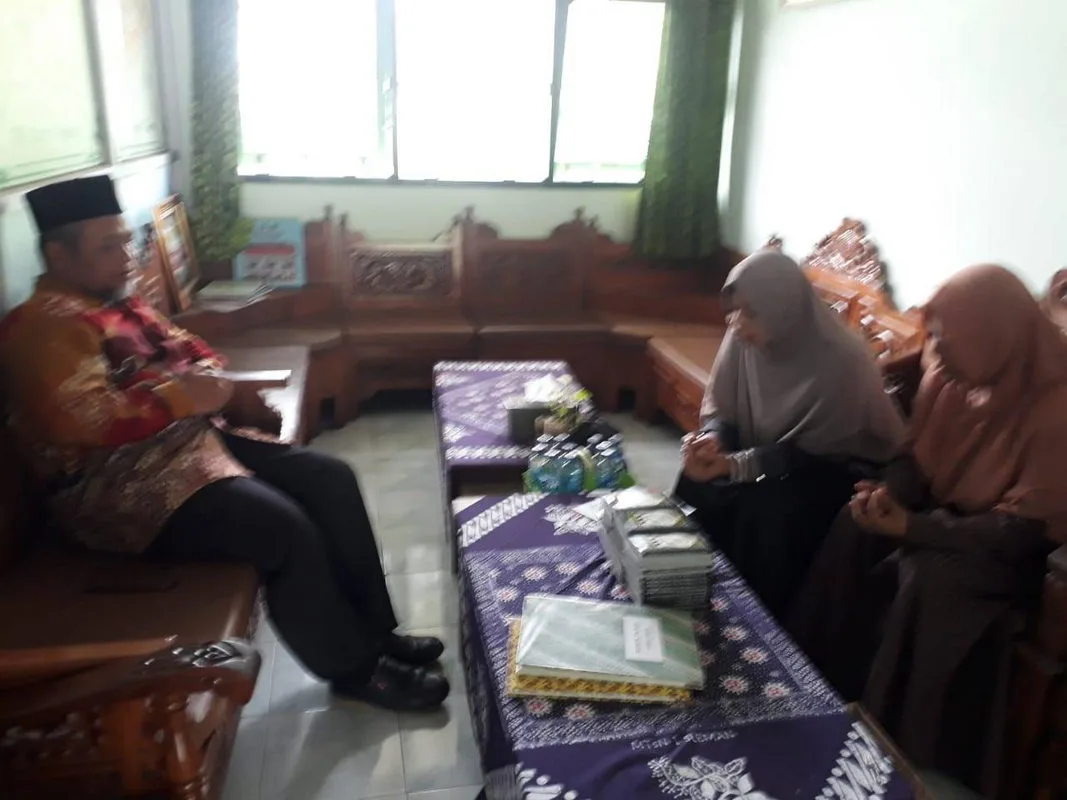 Perkuat Program BTQ, MTsN 1 Sleman Terima Hibah Buku Iqro