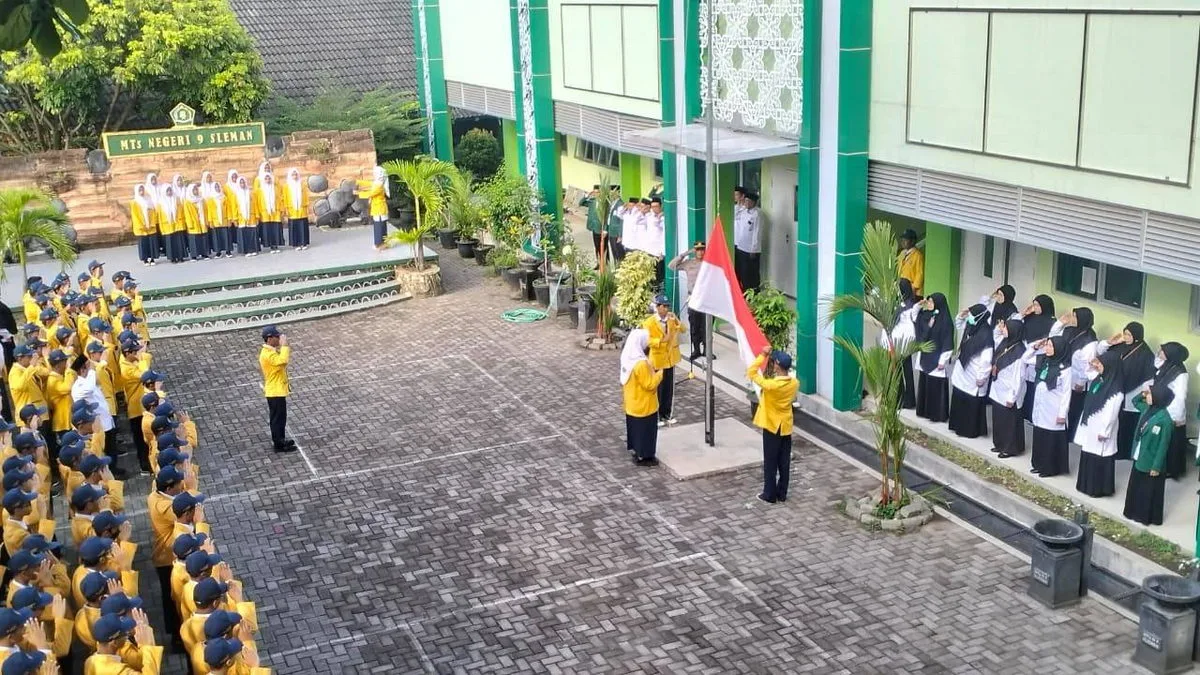Antusiasme Siswa MTsN 9 Sleman dalam Upacara yang Dihadiri Bhabinkamtibmas Polres Sleman