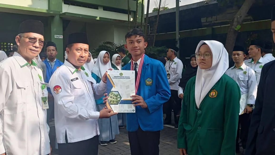 Lolos Tingkat Provinsi, Rifqiawan Terima Medali dan Sertifikat OMI 2025 Bidang IPS
