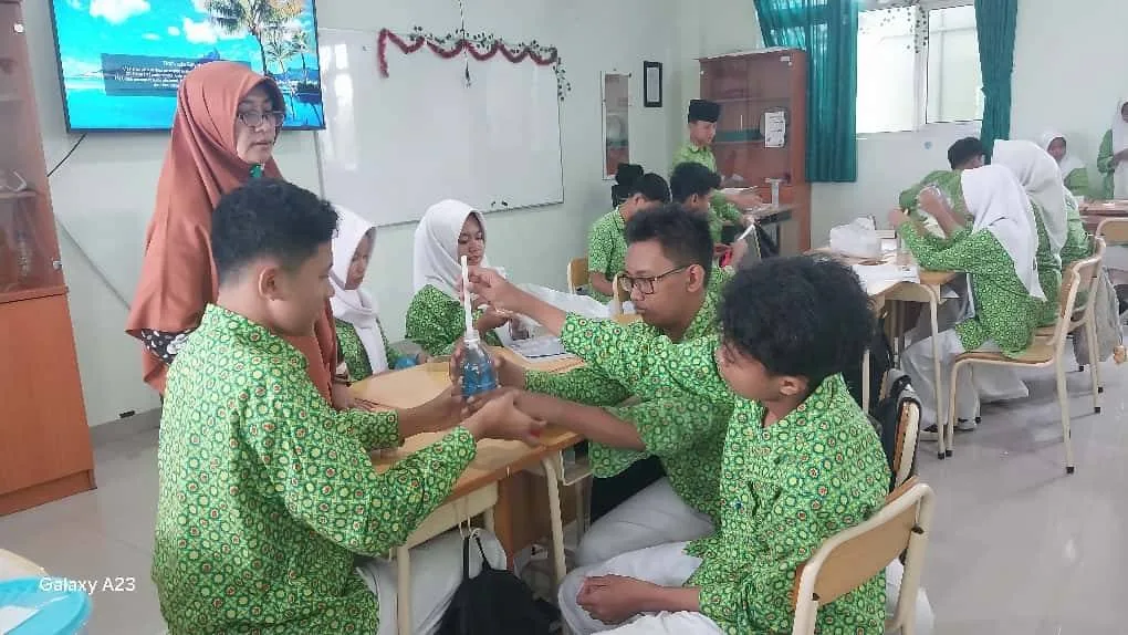 Pembelajaran IPA di MTsN 9 Sleman, Siswa Lakukan Percobaan Sistem Pernafasan Dada