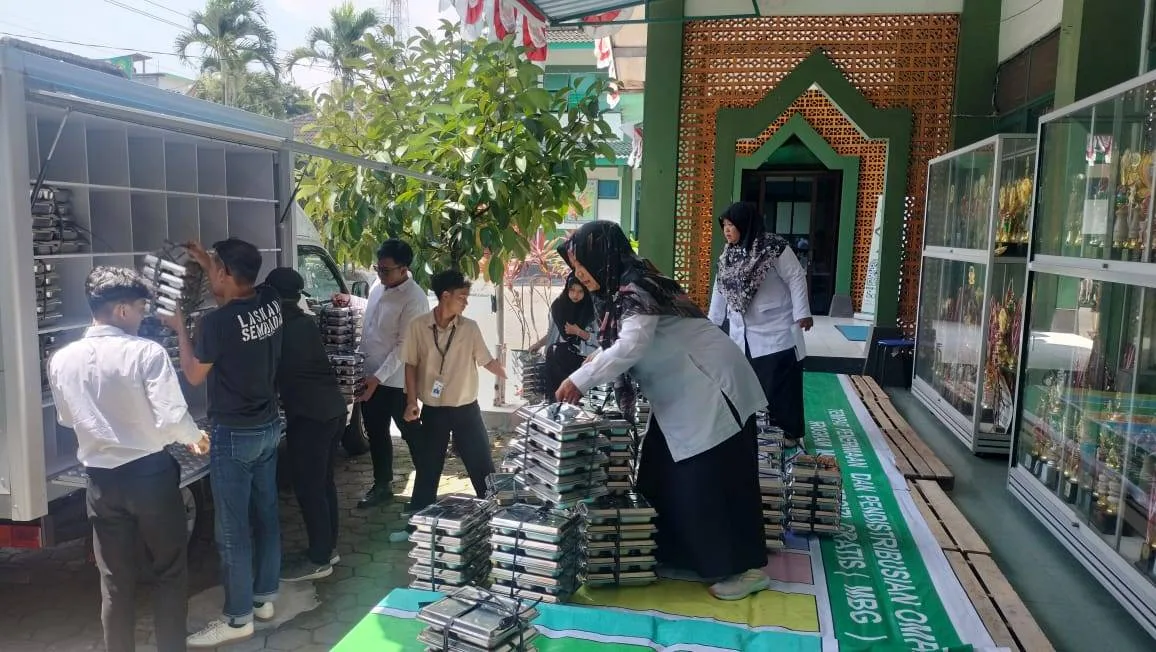 Pendistribusian Makan Bersama Gratis (MBG) Hari ke-2 di MAN 5 Sleman: Kerjasama antara Mahasiswa PK UNY dan Guru Piket MBG