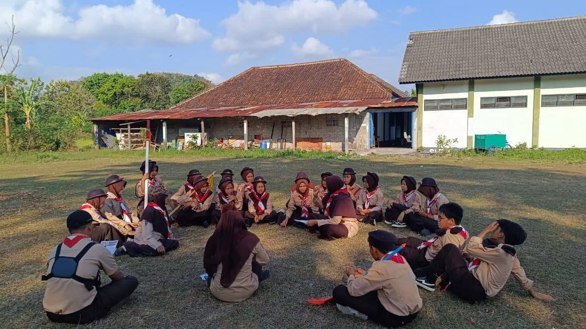 Anggota Pramuka MTsN 8 Sleman Serahkan Laporan Pelaksanaan Bakti Masyarakat kepada Pembina