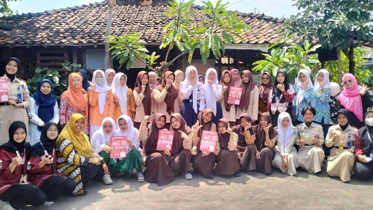 Dua Siswi MTsN 9 Sleman Antusias Ikuti Sosialisasi Program Tablet Tambah Darah