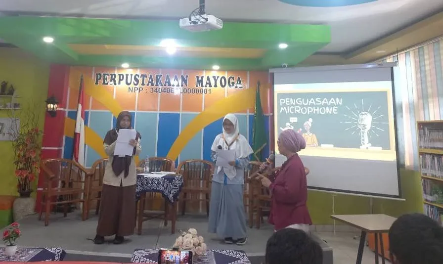 Ekstrakurikuler Mayoga Books Lovers MAN 3 Sleman Datangkan Bunda Cahaya Pendongeng Inspiratif