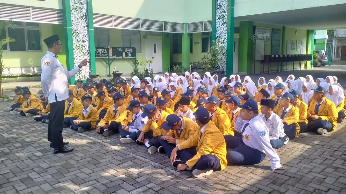 Guru BK MTsN 9 Sleman Imbau Siswa Kelas VII Tertib Memakai Seragam Sekolah