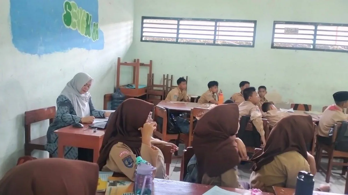 Guru Fikih MTsN 9 Sleman Dampingi Mahasiswa PLP Lakukan Praktik Mengajar di Kelas VII A