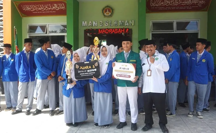 Kepala MAN 3 Sleman Serahkan Piala dan Sertifikat kepada Tim Debat dan Tim MTQ