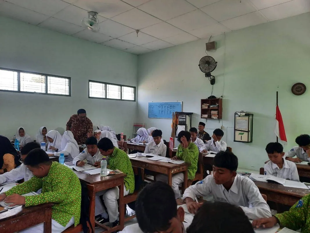 Kepala MTsN 8 Sleman Lakukan Supervisi Kelas Sejarah Kebudayaan Islam (SKI)