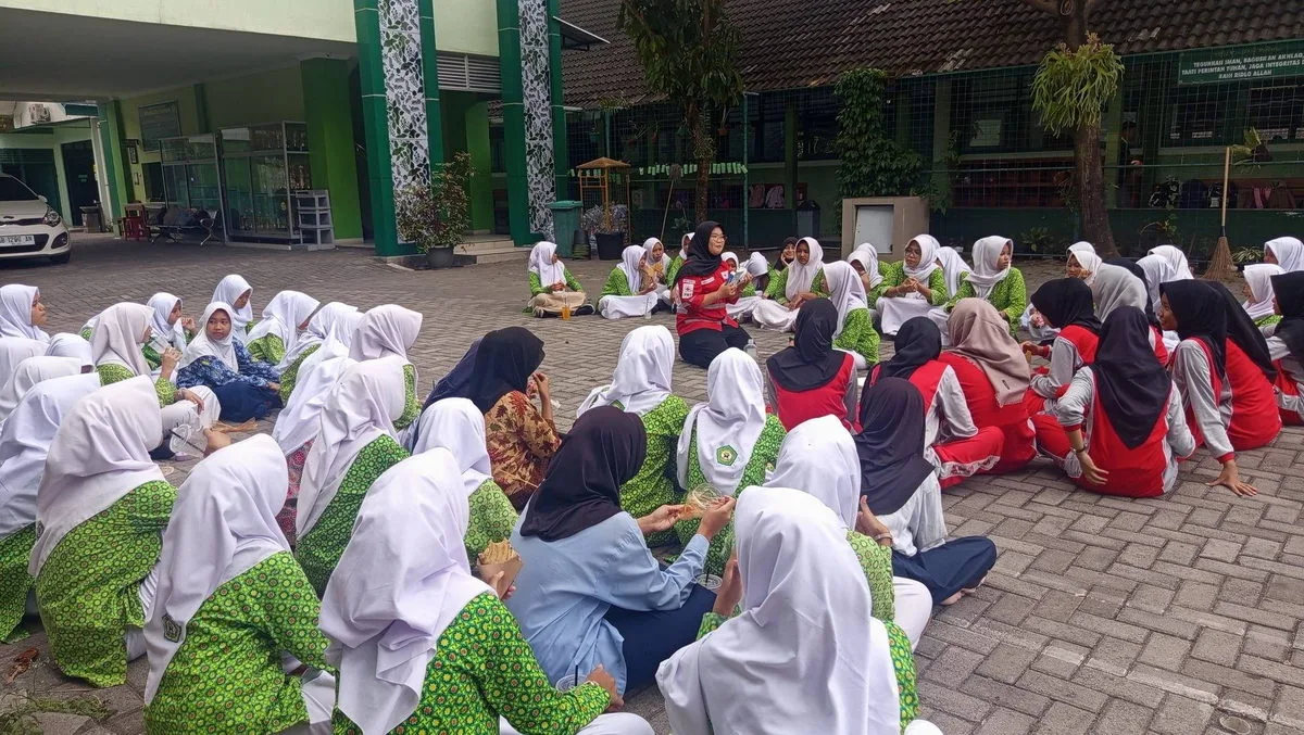 Latihan PMR MTsN 9 Sleman: Teknik Menangani Luka Terbuka