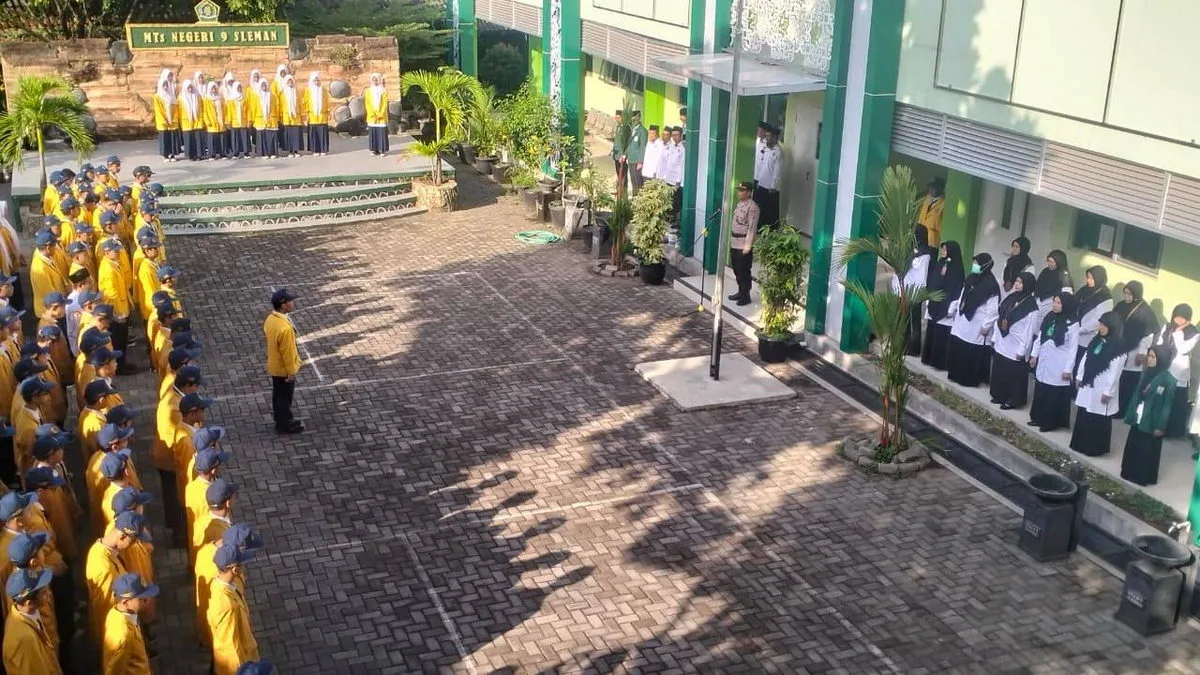 MTsN 9 Sleman dan Polsek Depok Jalin Kerjasama, Polisi Jadi Pembina Upacara