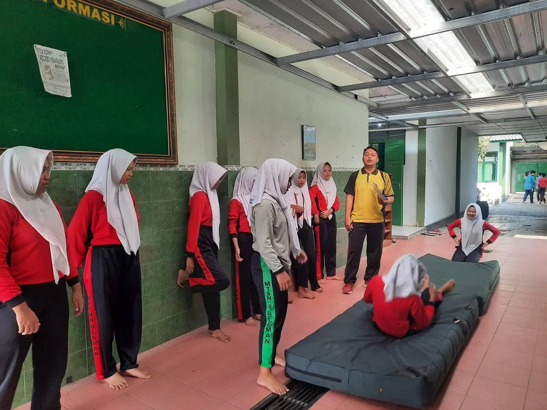 Pembelajaran Dinamis PJOK Disupervisi, Siswa MTsN 8 Sleman Belajar Teknik Senam Lantai dengan Menyenangkan