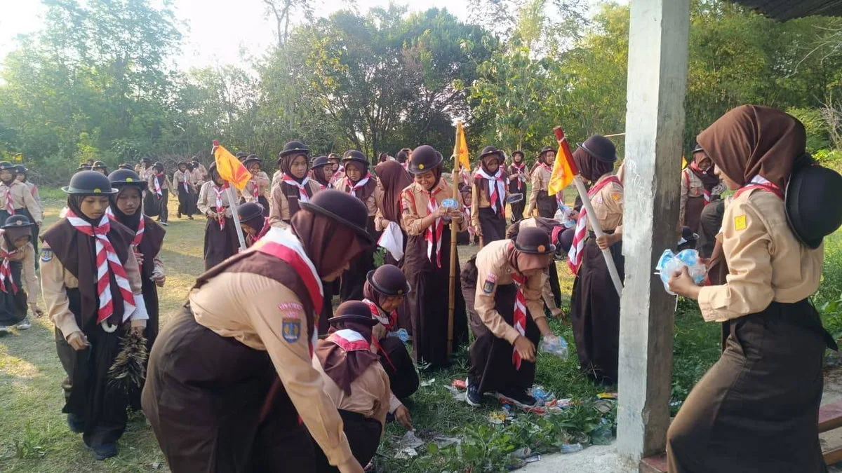 Pramuka MTsN 8 Sleman Laksanakan “Sapu Jagad” Sebelum Kegiatan Bakti Masyarakat Usai