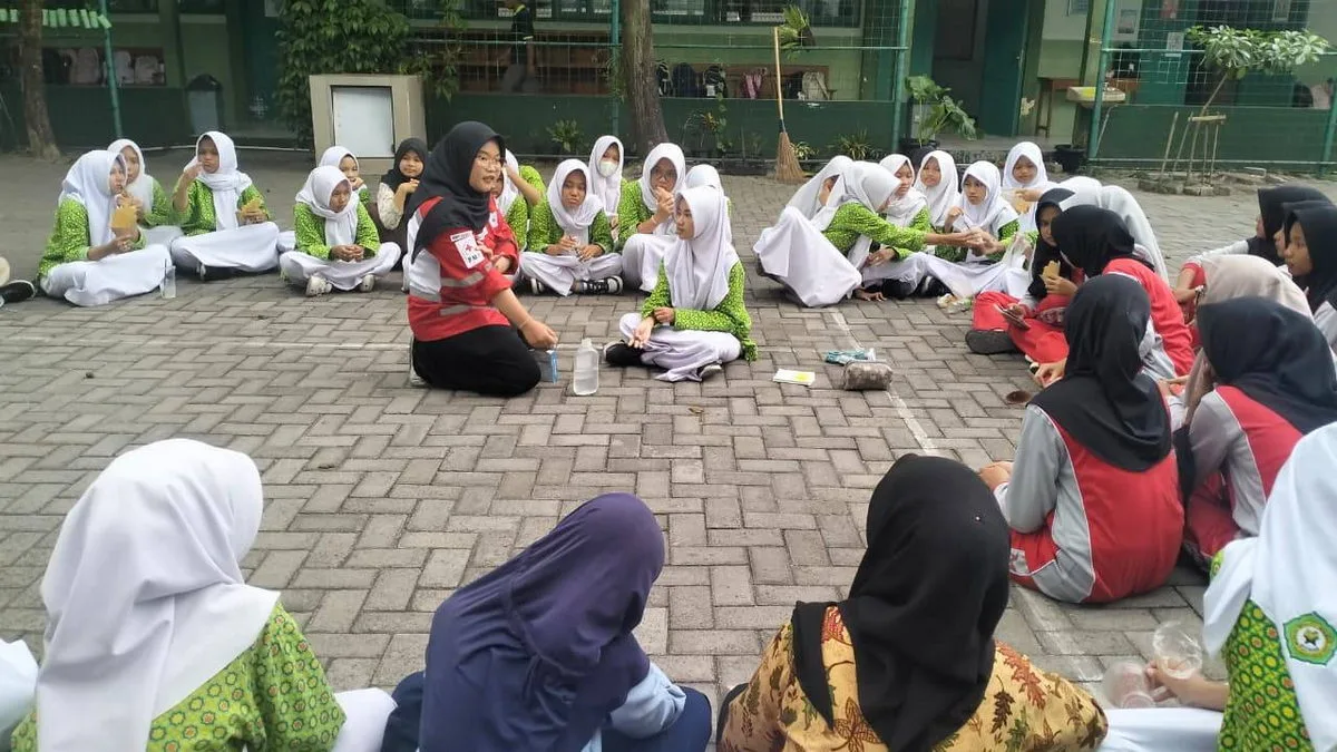 Siswa Antusias Pelajari Penanganan Luka Terbuka dalam Kegiatan Ekstrakurikuler PMR MTsN 9 Sleman