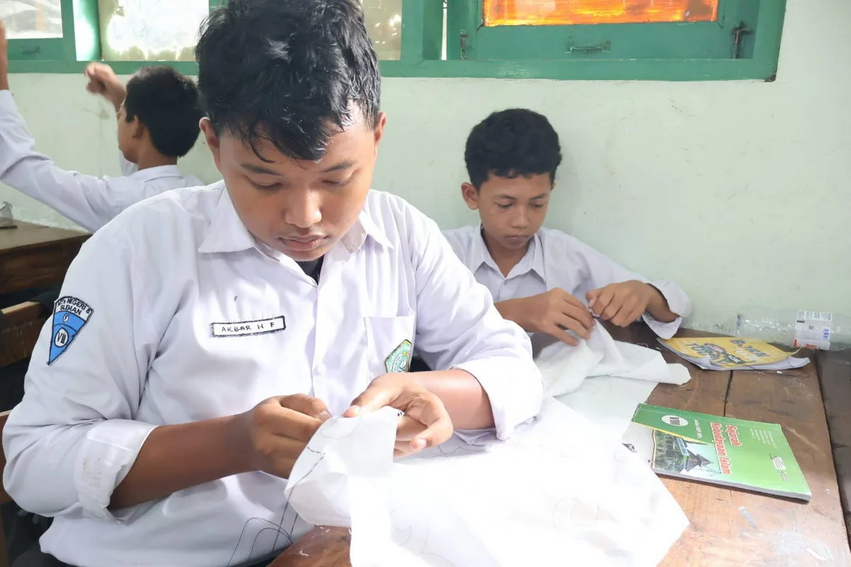 Belajar Sabar dan Kreatif, Siswa VIII D–F Asah Keterampilan Batik Jelujur