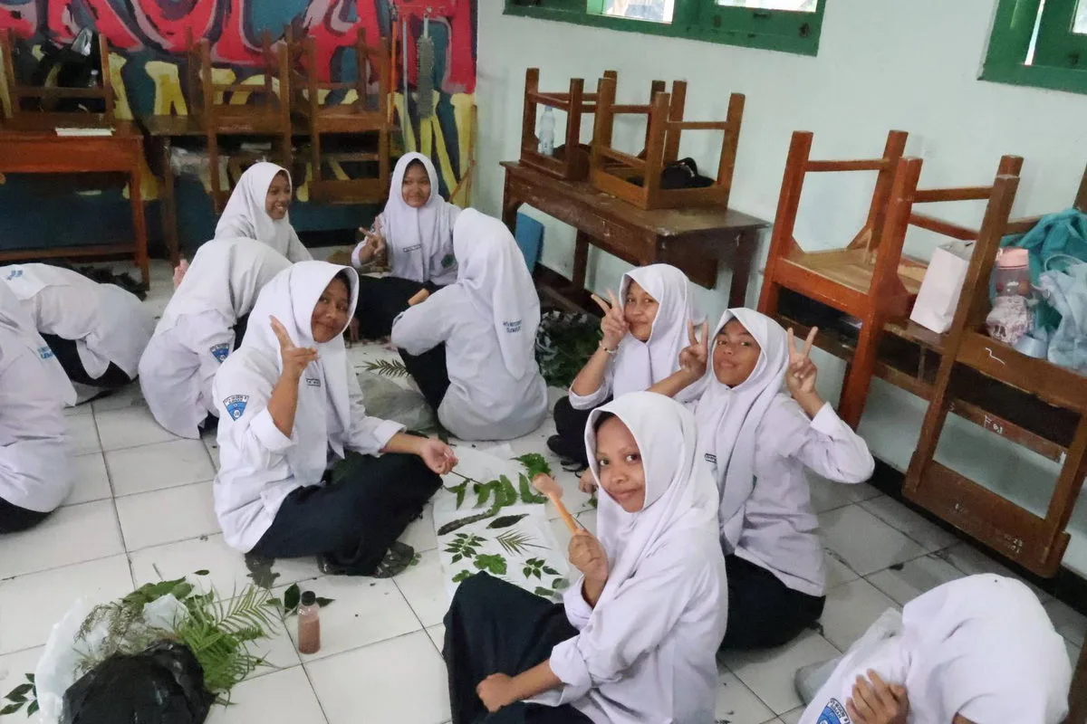 Berkreasi dengan Alam, Siswa Kelas 8A-8C MTsN 8 Sleman Hasilkan Batik Ecoprint