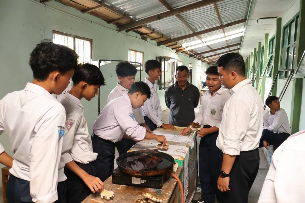 Kreasi Batik Cap Warnai Pekan Batik Kelas IX E dan IX F MTsN 8 Sleman