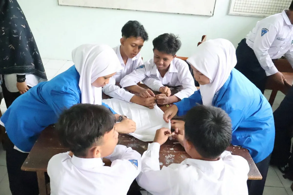 Pekan Batik, Siswa Kelas VII A–C MTsN 8 Sleman Antusias Membuat Batik Jumputan