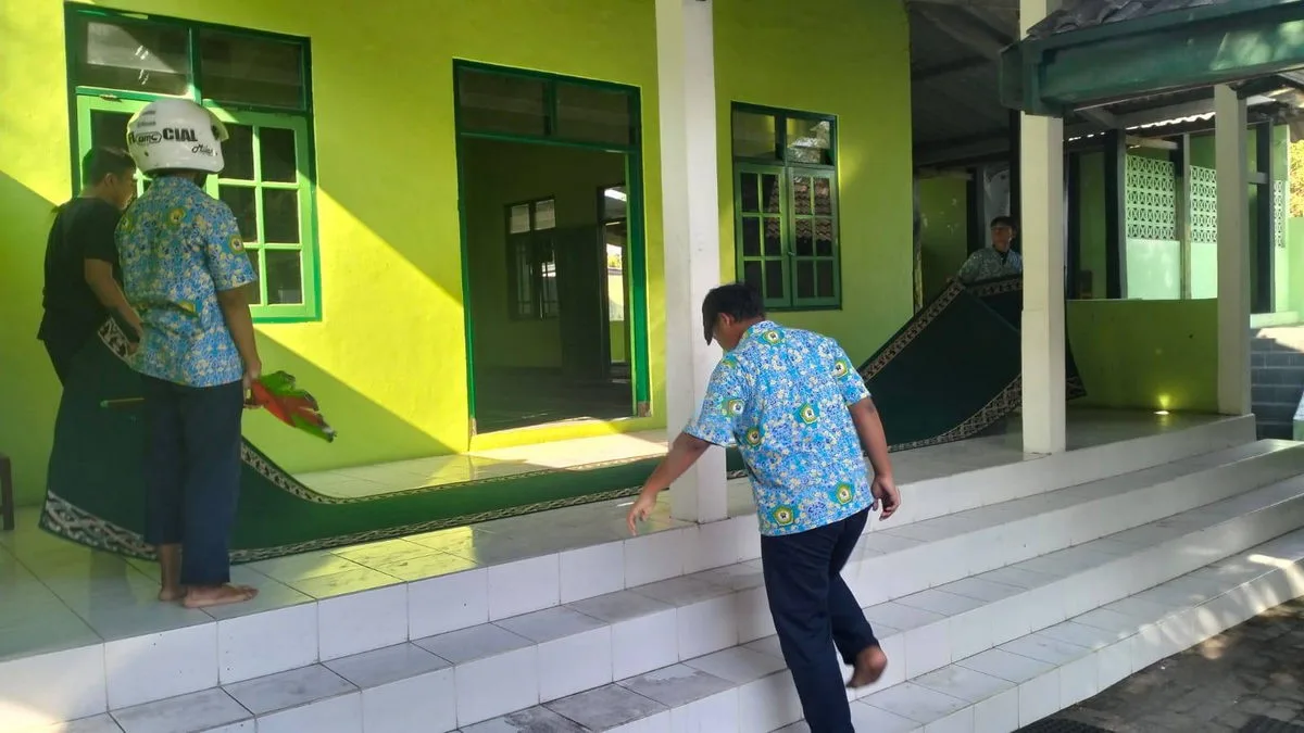 Pengurus OSIS MTsN 9 Sleman Gelar Kerja Bakti Bersih Musala melalui Program MOSQUAD