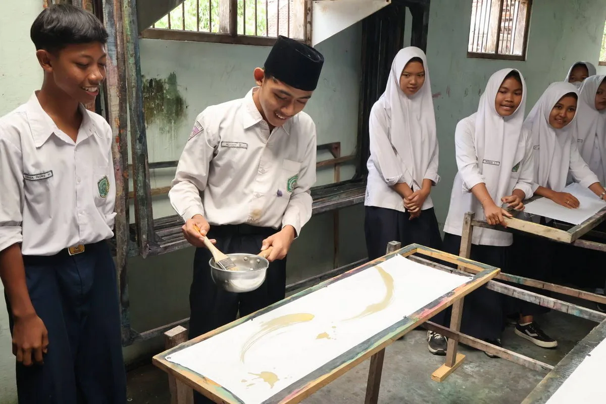 Siswa Kelas 9 Kreasikan Batik Ciprat Khas MTsN 8 Sleman