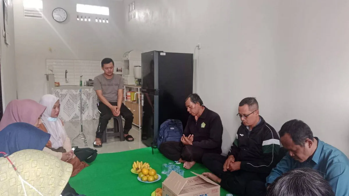 Keluarga Besar MTsN 9 Sleman Tunjukkan Solidaritas dengan Jenguk Rekan Kerja