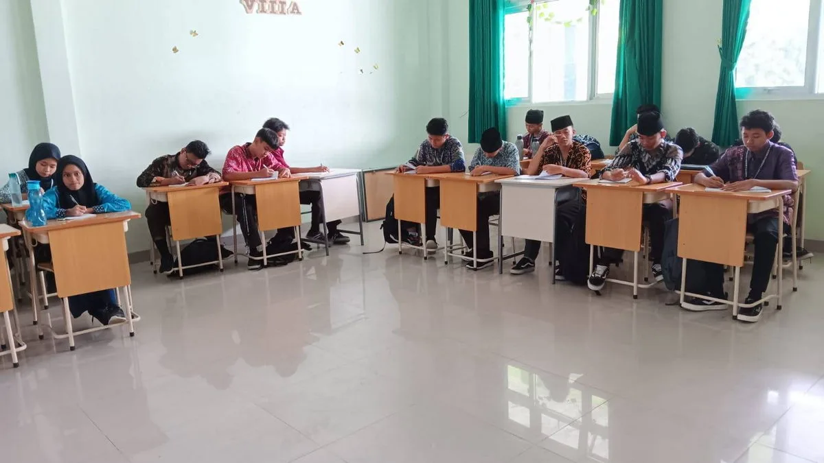 MTsN 9 Sleman Serentak Kenakan Baju Batik di Hari Batik Nasional