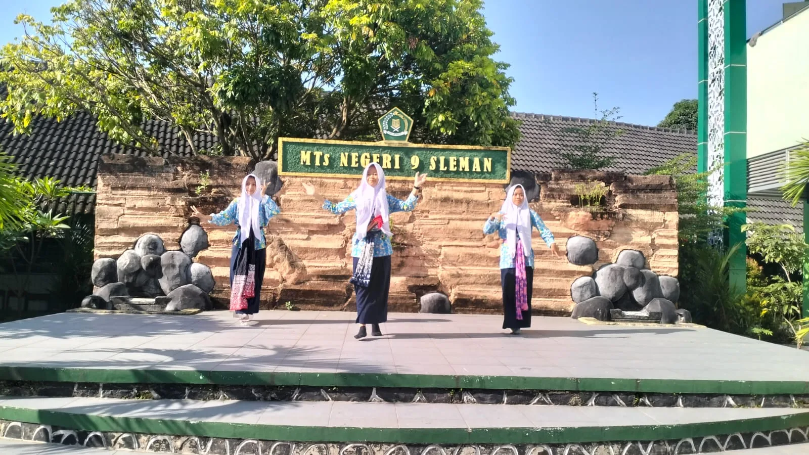 Jumat Ceria MTsN 9 Sleman Diwarnai dengan Pentas Seni dan Makan Snack Bersama