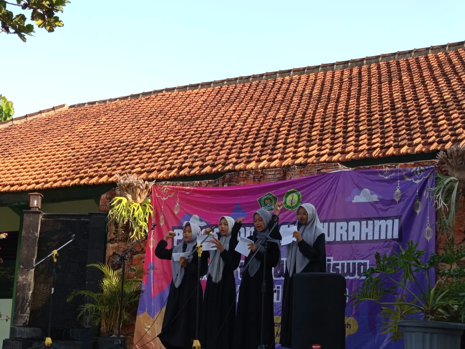 Kompak Menggelegar, MC Empat Bahasa MTs Negeri 3 Sleman Tampil Memukau