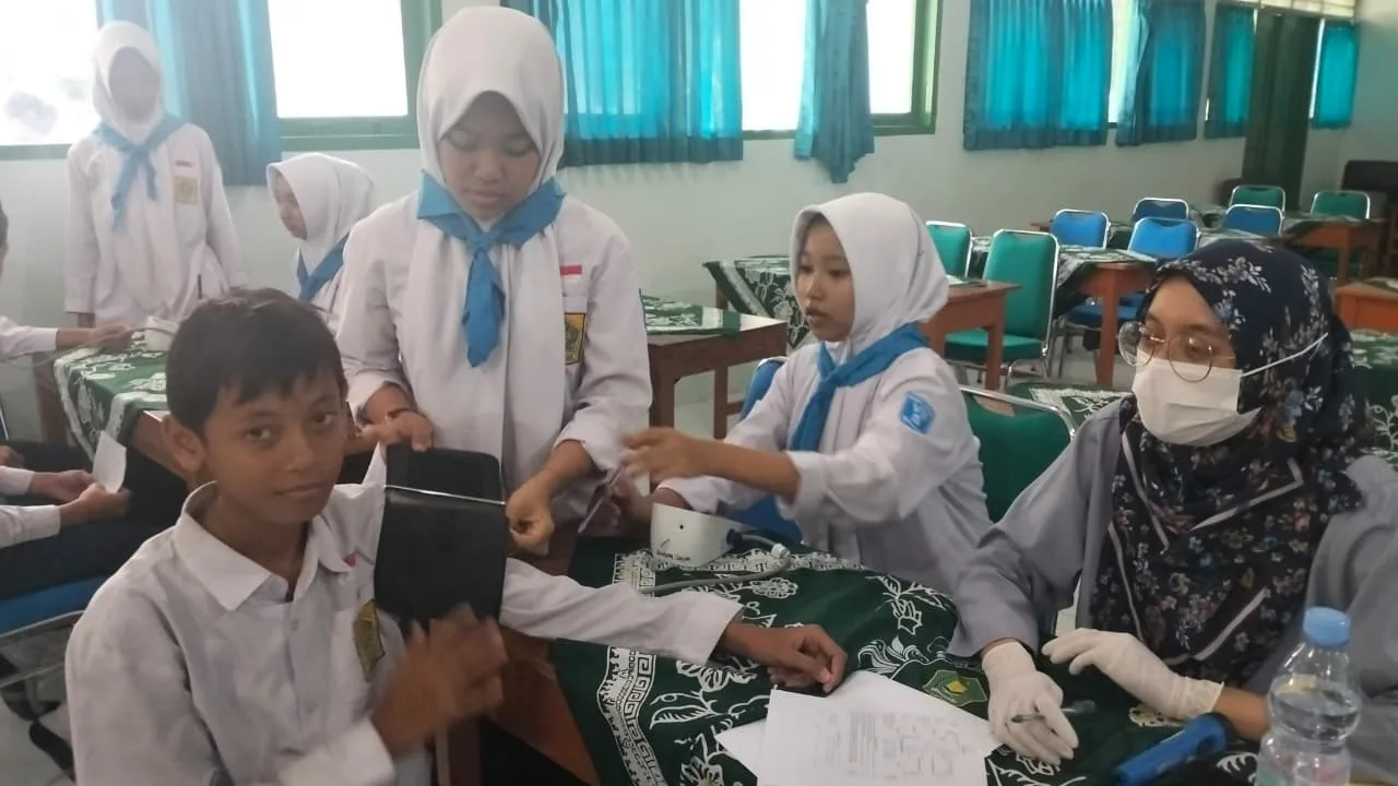 PMR MTsN 9 Sleman Tunjukkan Dedikasi Tinggi Bantu Tim Medis dalam Cek Kesehatan Gratis