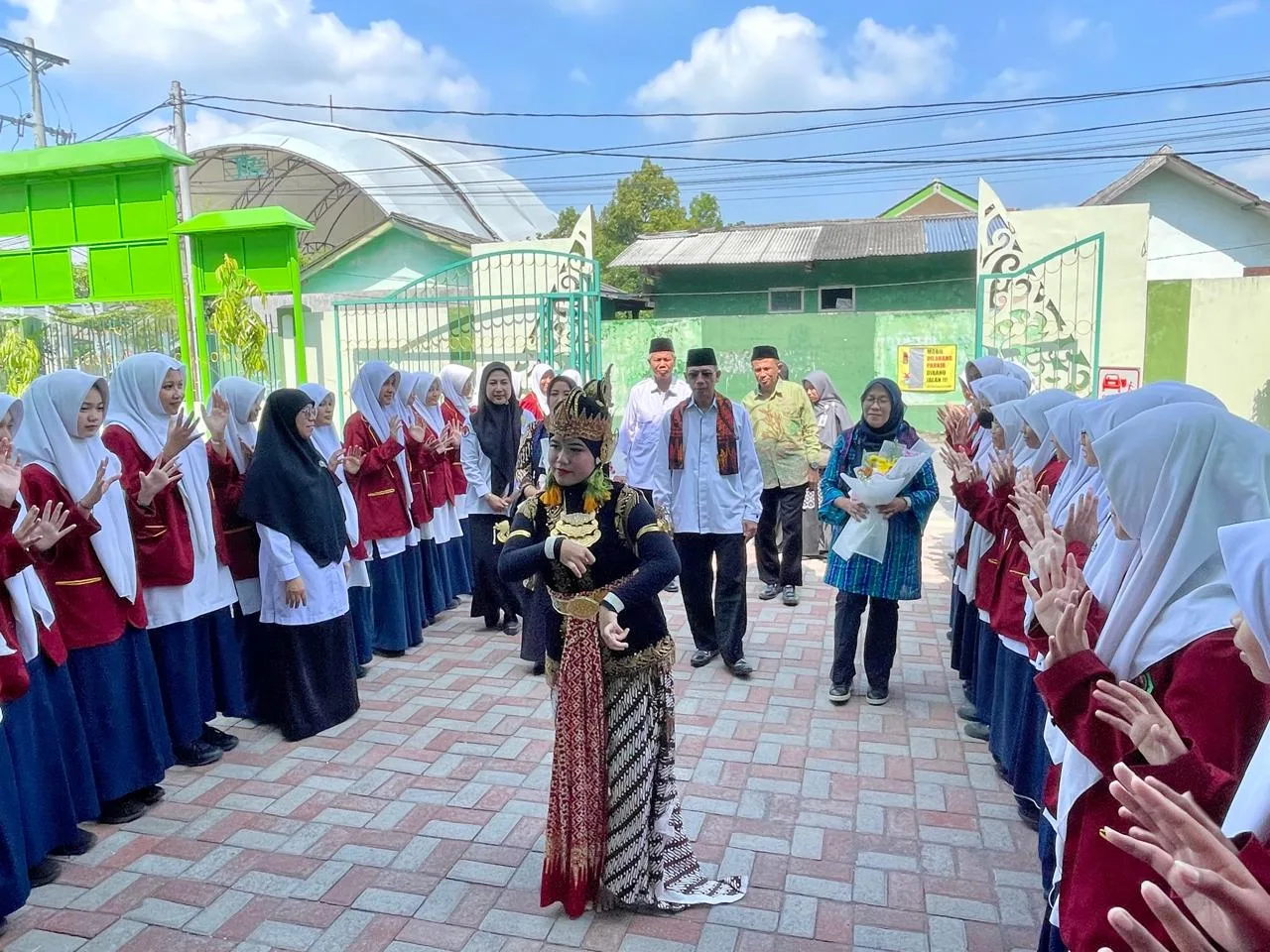 Tari Selamat Datang Sambut Asesor Akreditasi Perpustakaan MTsN 10 Sleman