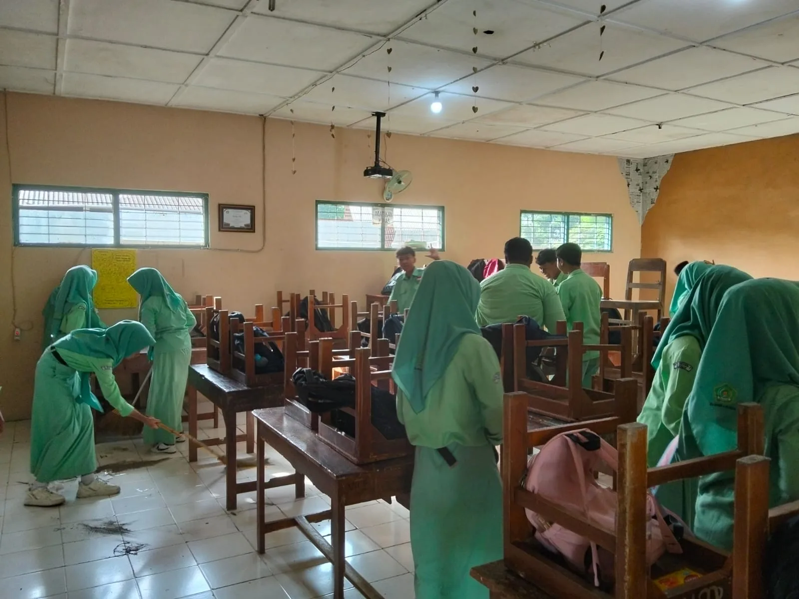 Dari Sapu hingga Senyum, MTsN 2 Sleman Tanamkan Cinta Kebersihan Lewat Jumat Bersih