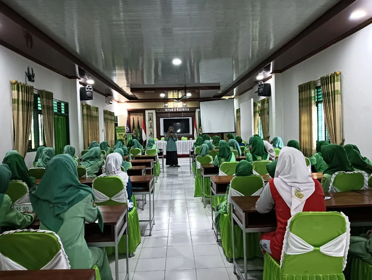 Indahnya Bakti pada Orang Tua, Warnai Kegiatan Keputrian MTsN 2 Sleman