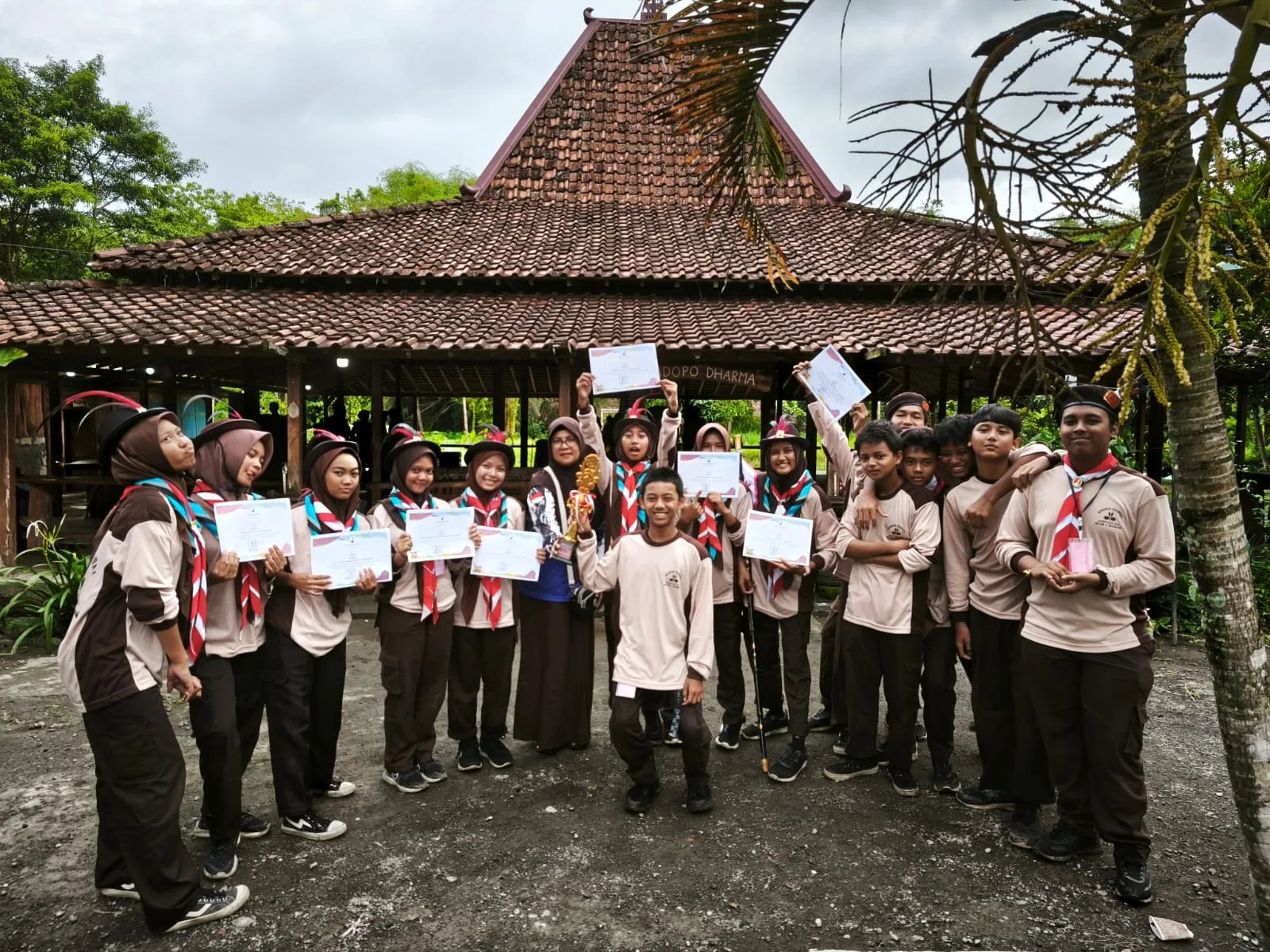 Kontingen Pramuka MTs Negeri 1 Sleman Tetap Semangat Ikuti Lomba Tingkat II Kwarran Seyegan Meski Diguyur Hujan