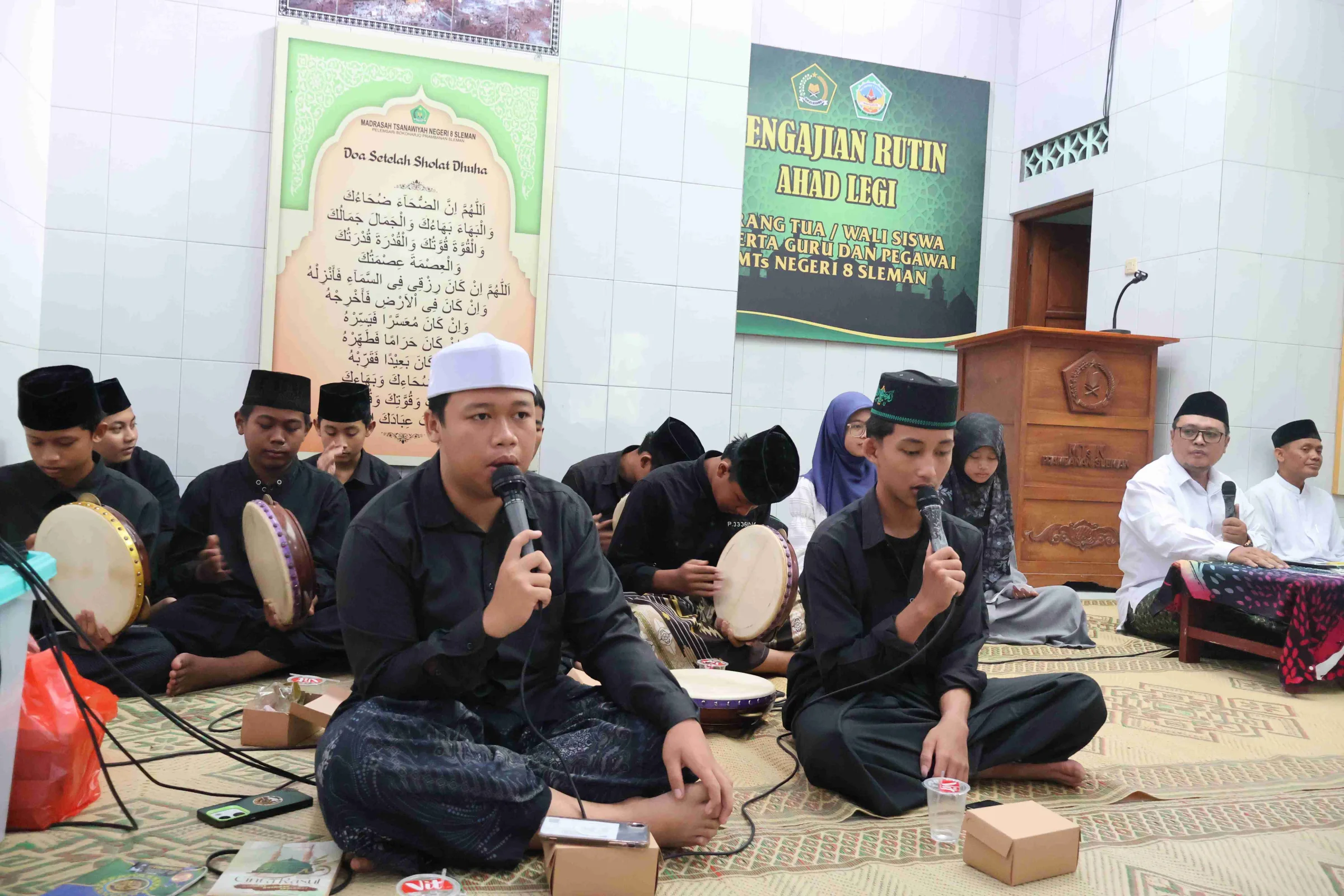 Lantunan Sholawat Hadroh Darul Mustofa MTsN 8 Sleman Hangatkan Pengajian Ahad Legi