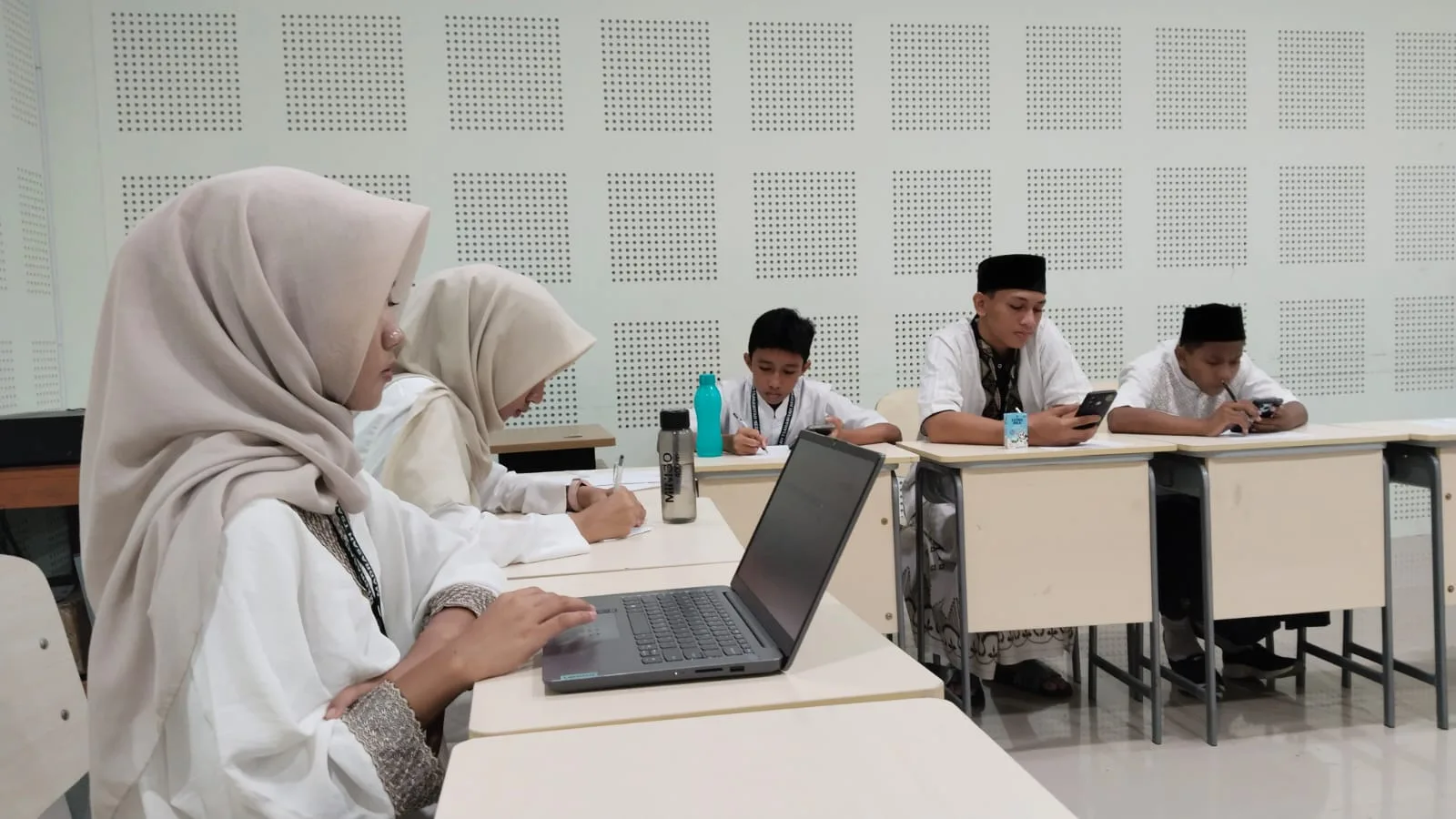 Lima Siswa MTsN 9 Sleman Ikuti Babak Final KOMPAC 2025 Secara Online