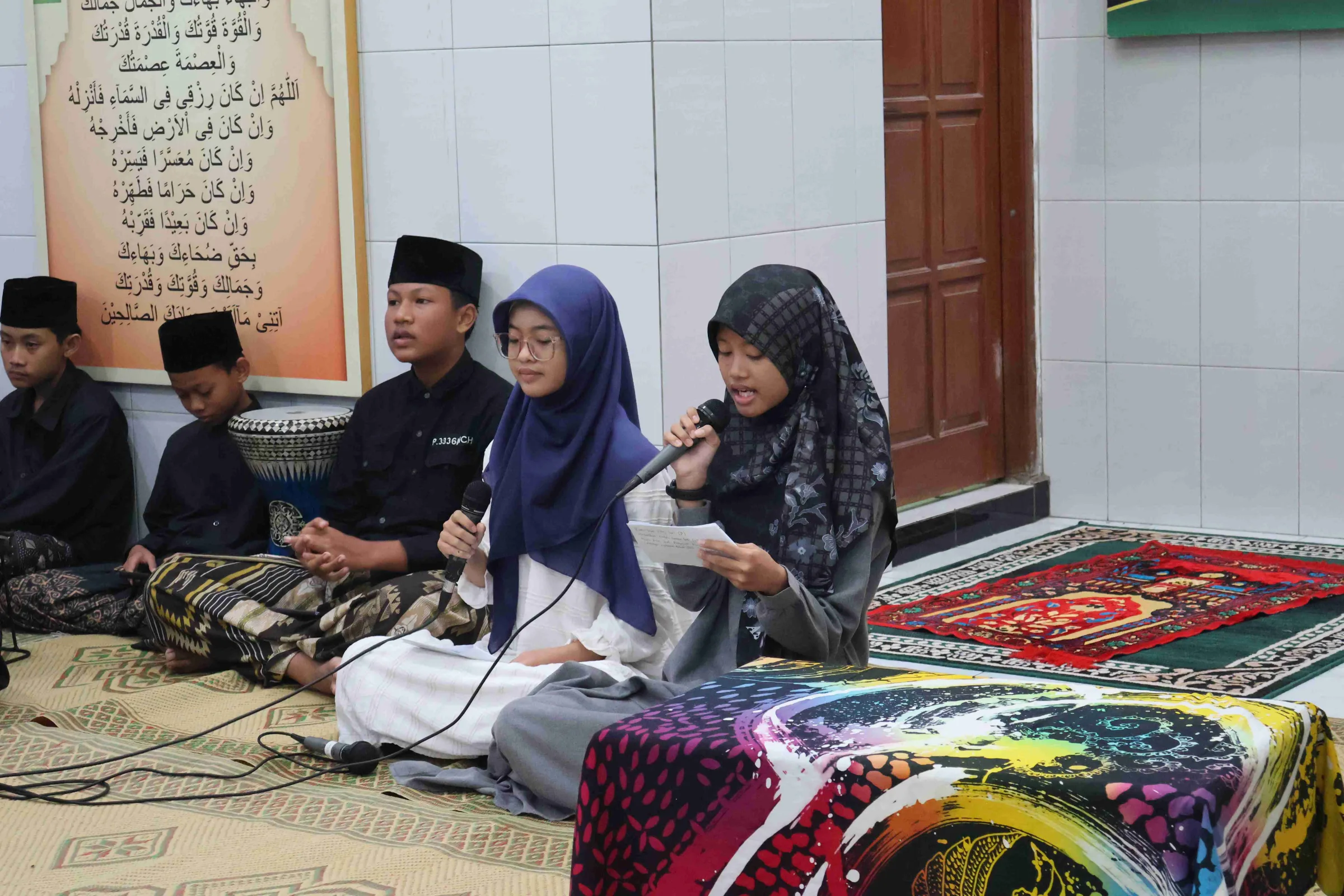Pengajian Ahad Legi, Dua Siswi Kelas VIII MTsN 8 Sleman Sukses Debut Jadi Pembawa Acara
