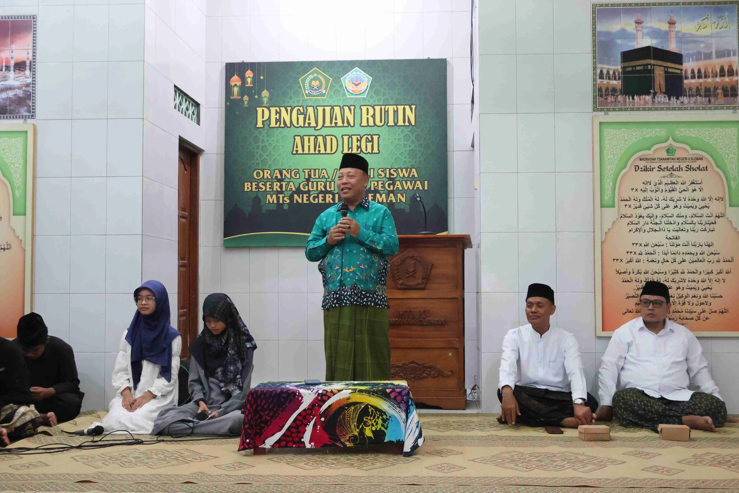 Pengajian Ahad Legi, Ketua Komite MTsN 8 Sleman: Orang Tua Punya Peran Utama dalam Pendidikan Anak