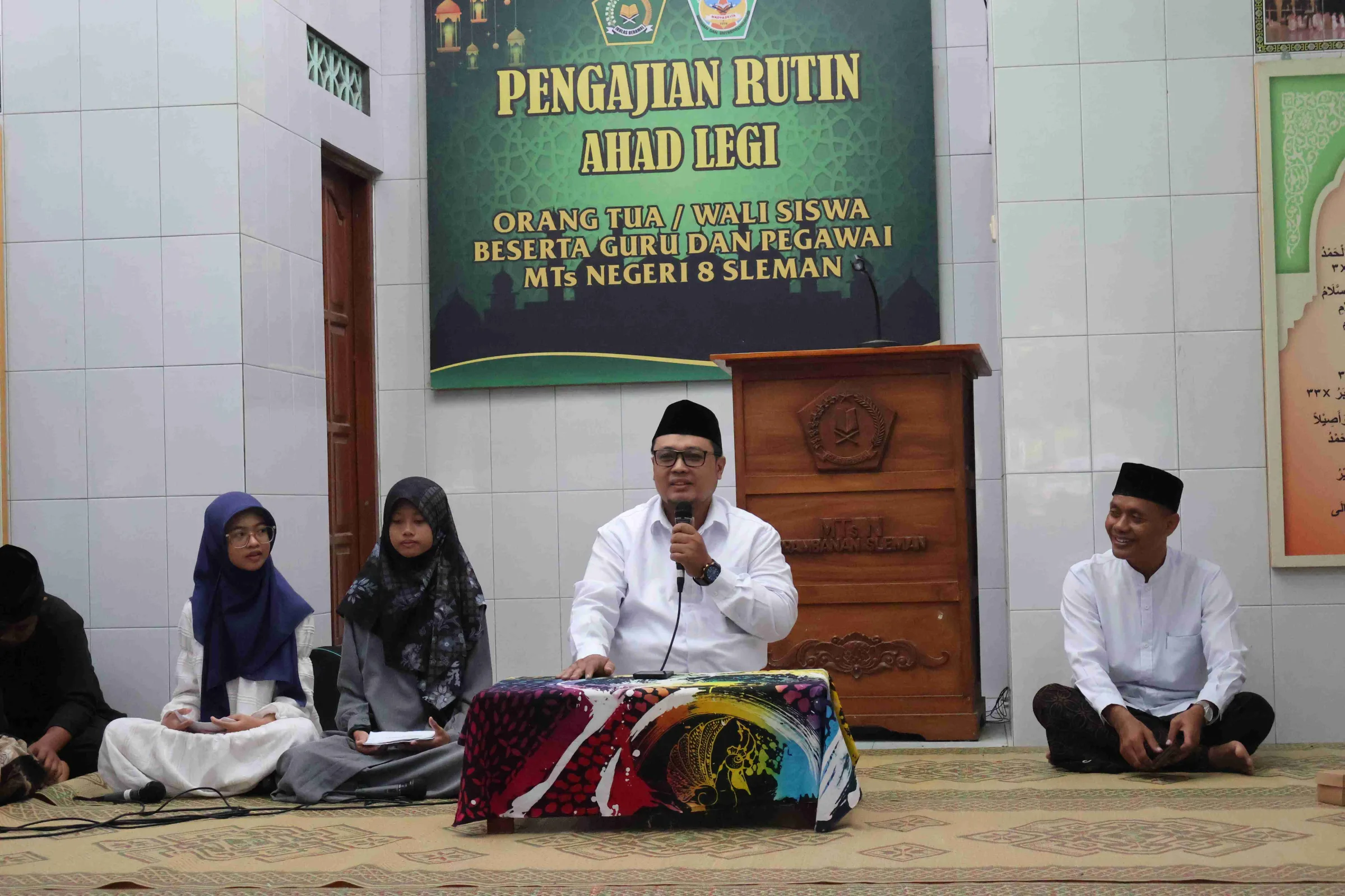 Pengajian Ahad Legi MTsN 8 Sleman, Ustadz Andi Muchtar Ajak Orang Tua Tanamkan Teladan dan Doa Terbaik untuk Anak