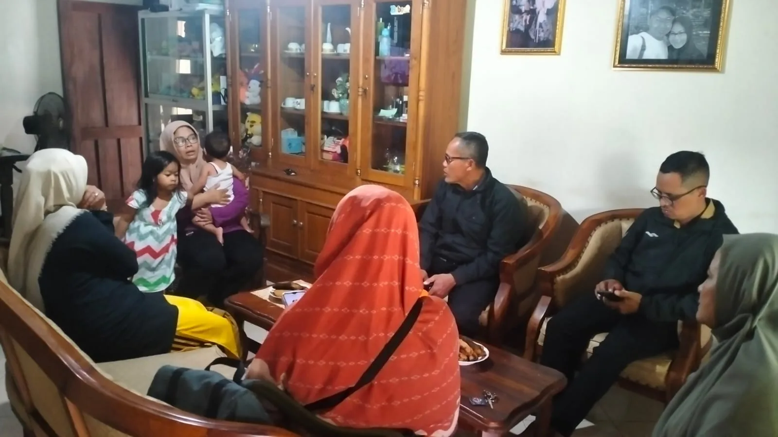 Perkuat Kekeluargaan, Perwakilan Keluarga Besar MTsN 9 Sleman Jenguk Anggota Keluarga Guru MTsN 9 Sleman yang Sakit