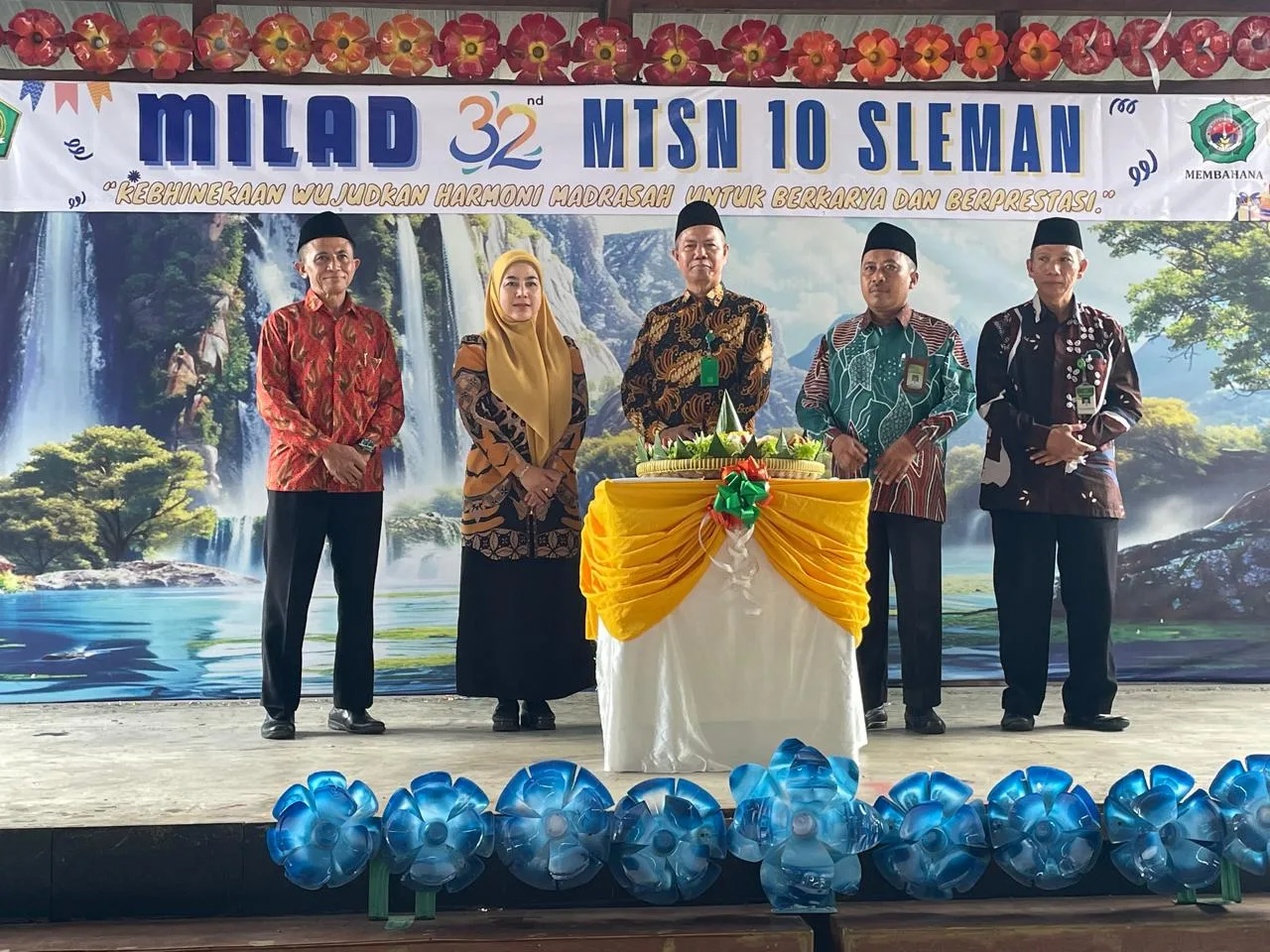 Potong Tumpeng Puncak Milad ke-32 MTsN 10 Sleman, Kakanmenag Ungkap   Harapan untuk Siswa dan Alumni Madrasah