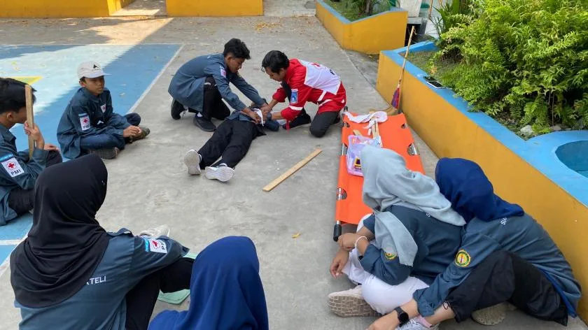 Siswa MTsN 3 Sleman Antusias Ikuti Praktik Pertolongan Pertama pada Patah Tulang
