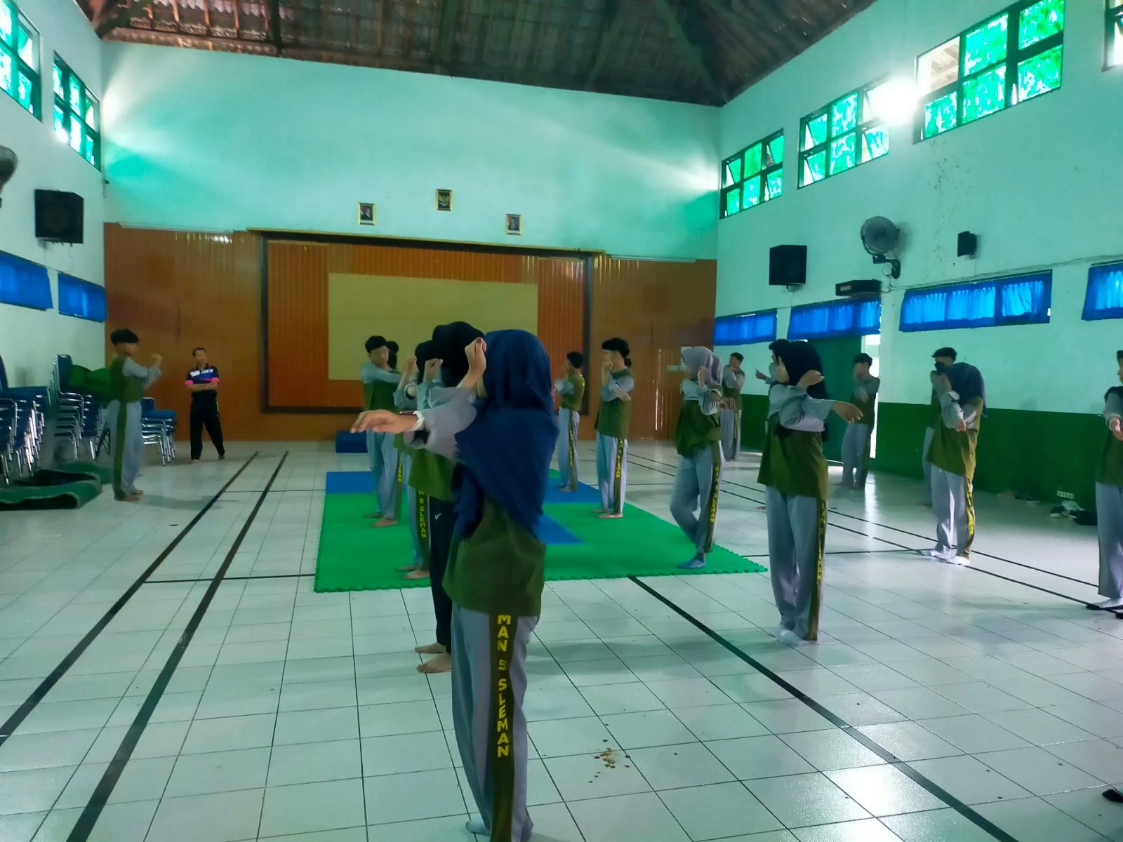 Supervisi Pembelajaran PJOK Tingkatkan Keterampilan Senam Lantai Siswa Kelas XI